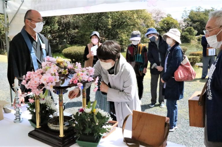 釈迦像に甘茶をかけて祝う来場者