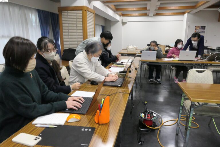 持参したパソコンで作業する参加者たち=岡山県津山市山下の津山文化センターで