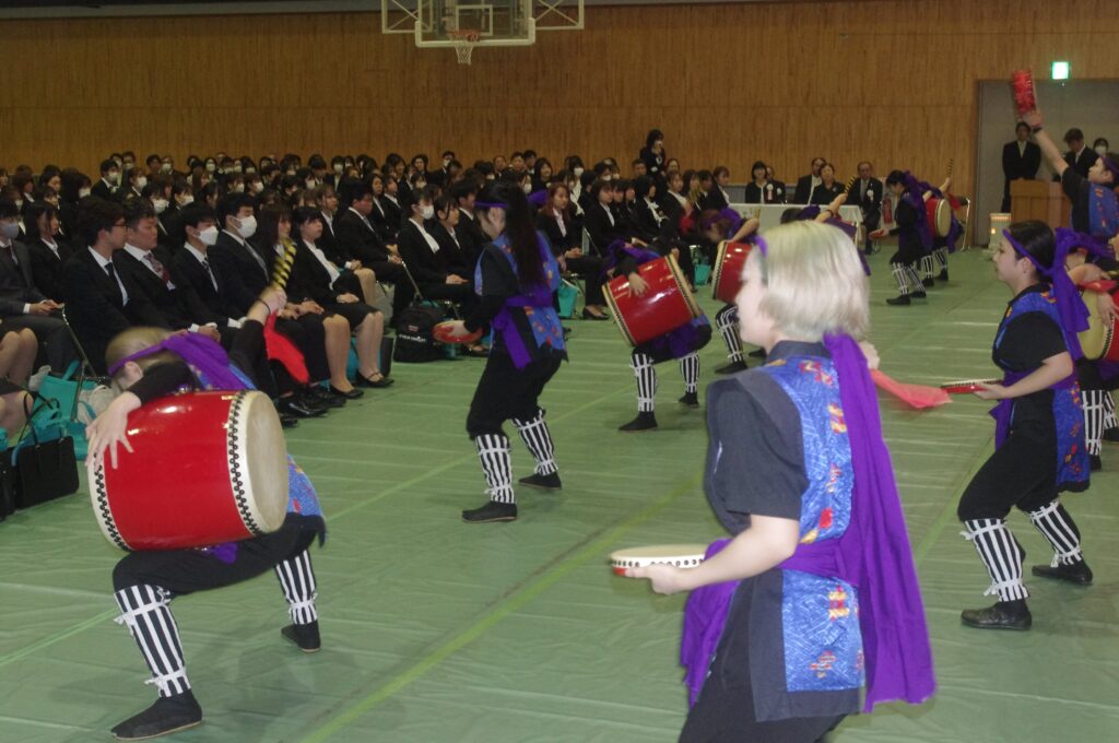 新入生に向けてエイサーを披露する沖縄県人会の学生