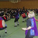 新入生に向けてエイサーを披露する沖縄県人会の学生