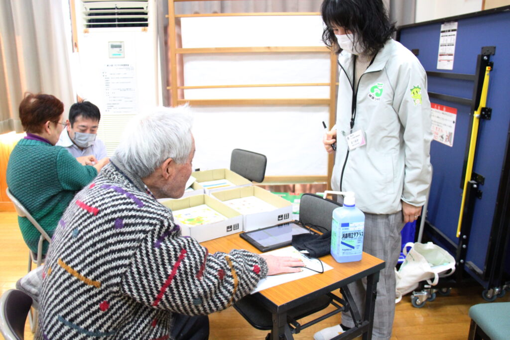 野菜摂取量や骨の健康度を測る参加者