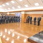 谷口市長から激励を受ける消防団員=岡山県津山市で