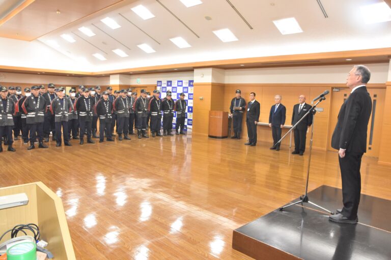 谷口市長から激励を受ける消防団員=岡山県津山市で