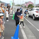 交通安全啓発グッズを配る園児＝岡山・津山市で