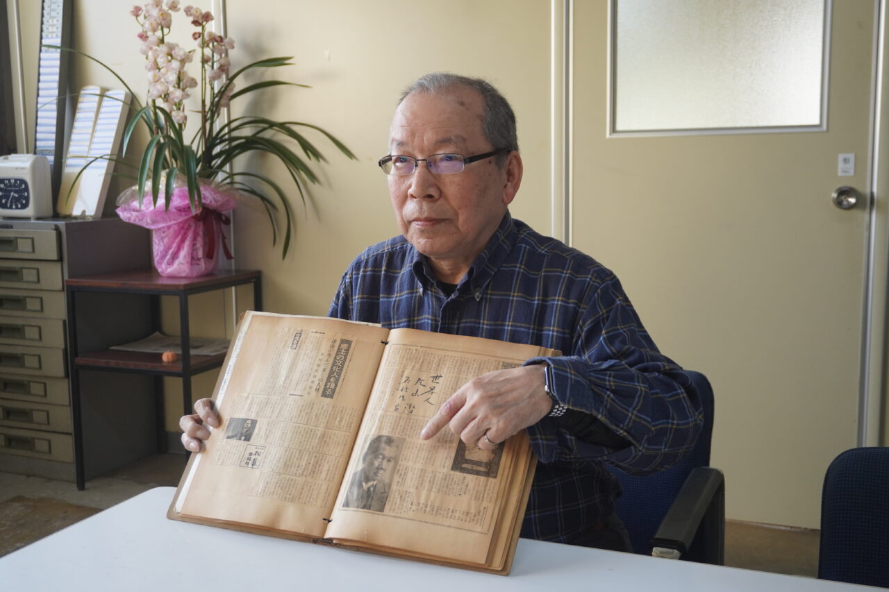 「早く戦争の終結を」 と、 昭和34年の本紙連載企画 「世界人片山潜」 に掲載された潜の写真を指さしながら取材に答える庸正さん=21日、岡山県津山市田町の本社で