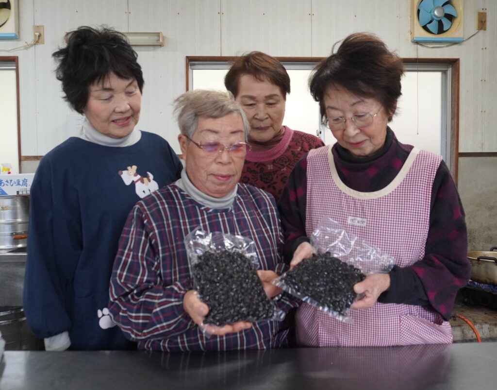 おいしく仕上がった手づくりの黒豆煮