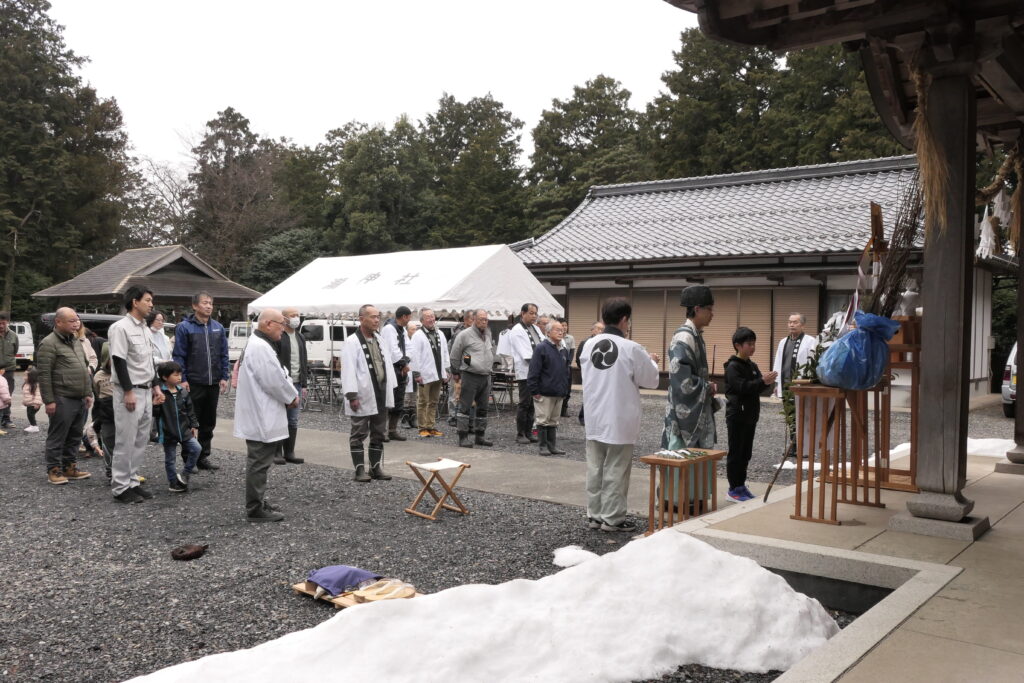 玉串を捧げて手を合わせる子ども＝遙拝所で