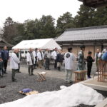 玉串を捧げて手を合わせる子ども＝遙拝所で