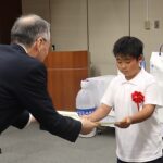 表彰状を受け取る入賞者