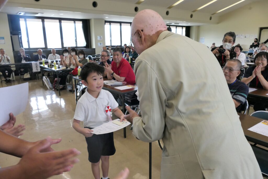 入選し、表彰状を受けとった小学生