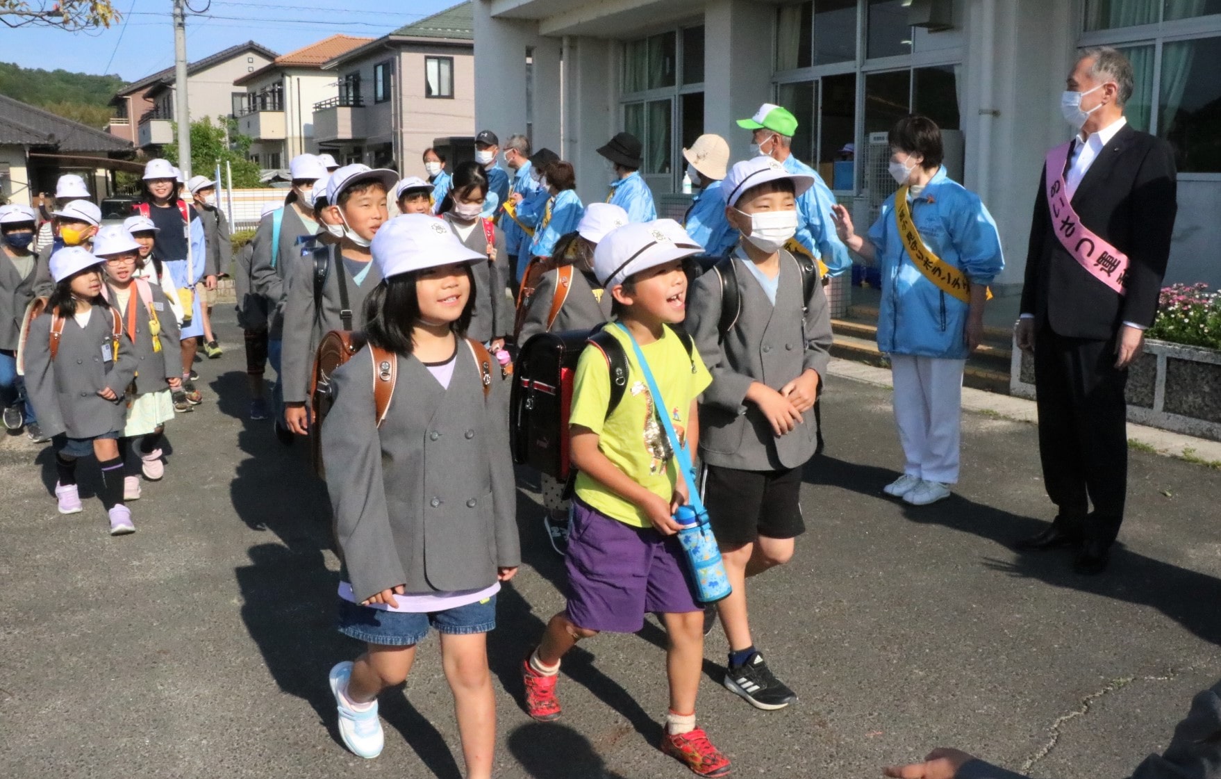 広がれあいさつの輪　民生児童委員が小学校で「運動」　元気に「おはようございます」／岡山・津山市