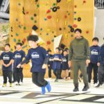 石原選手と一緒にリズムジャンプに挑戦する子どもたち