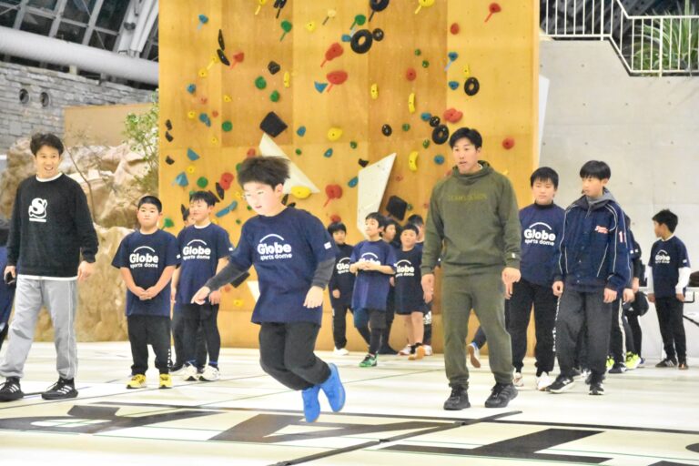 石原選手と一緒にリズムジャンプに挑戦する子どもたち