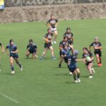 白熱した試合を展開するアタッターレ岡山と鳴門渦潮高校=岡山県美作市で