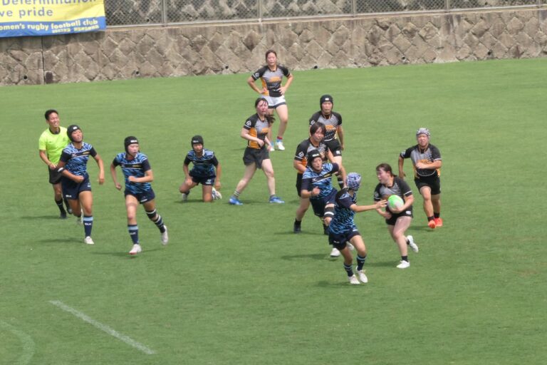白熱した試合を展開するアタッターレ岡山と鳴門渦潮高校=岡山県美作市で