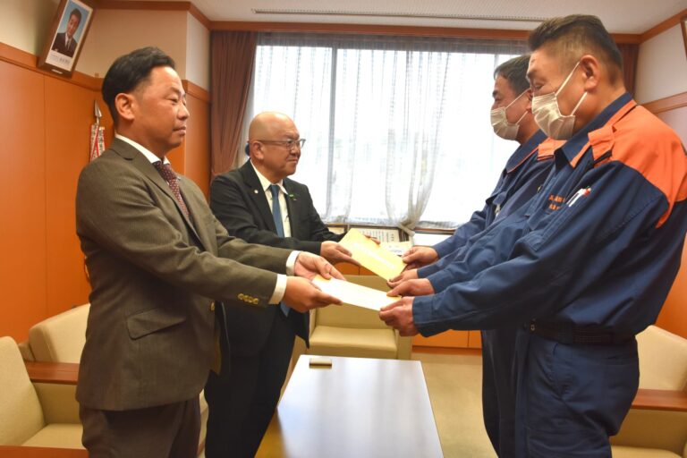 津山圏域少年女性防火委員会と美作市危険物安全協会の事務局長に目録を手渡す苅田支部長ら