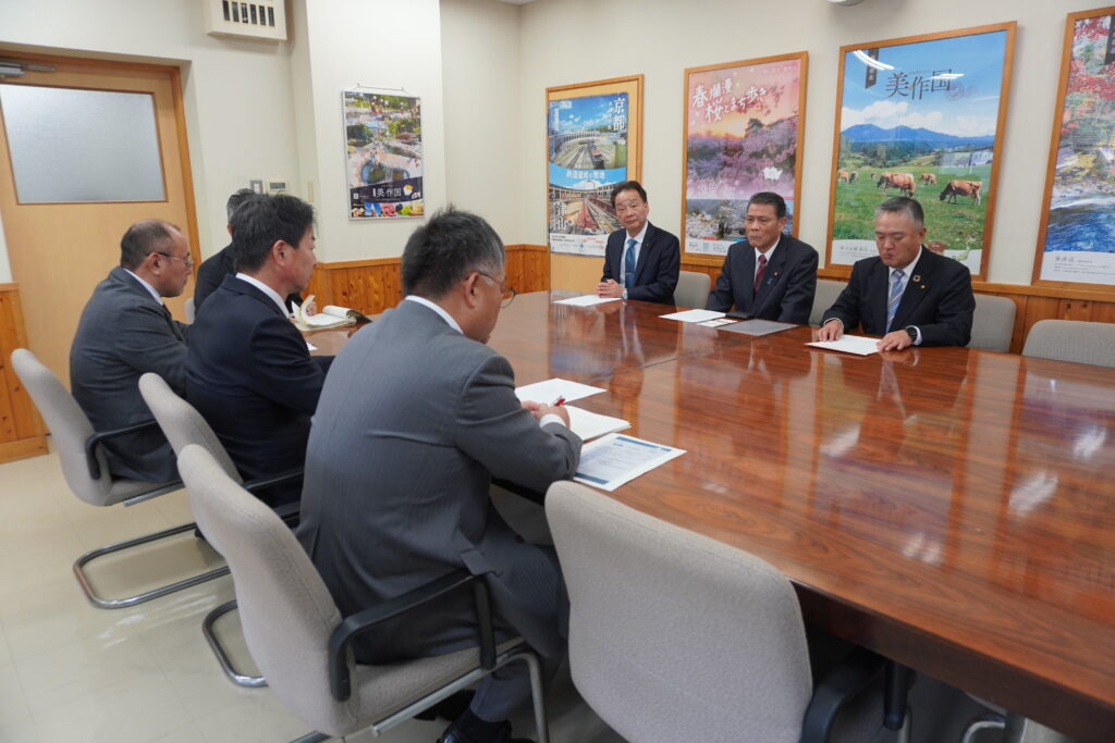 要望内容を伝える中島議長ら