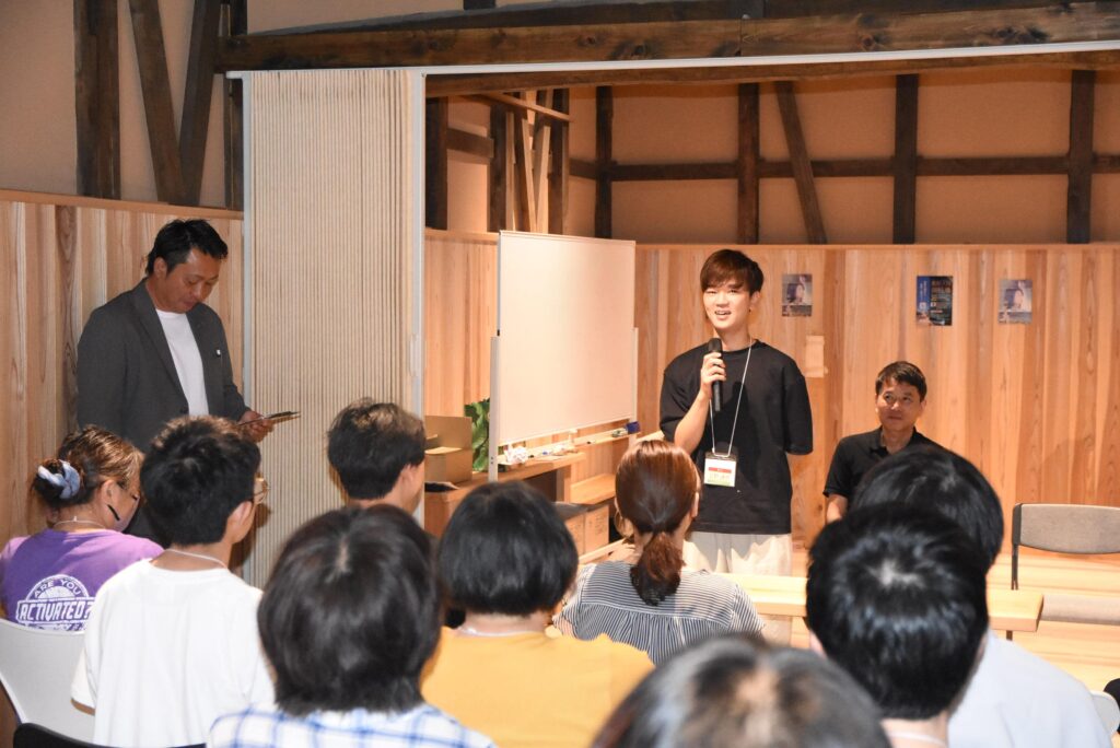 開校式で意気込みを披露する参加者