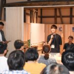 開校式で意気込みを披露する参加者