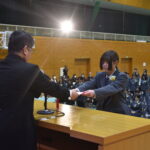 卒業証書を受け取る生徒=岡山県津山市、津山東高で