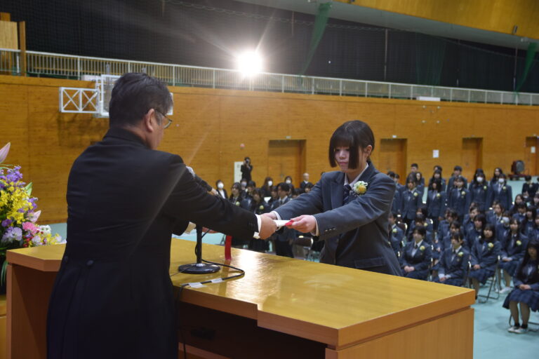 卒業証書を受け取る生徒=岡山県津山市、津山東高で