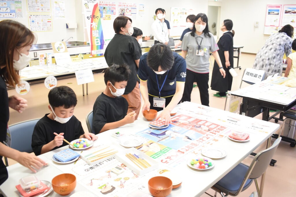 食育体験を楽しむ子どもたち