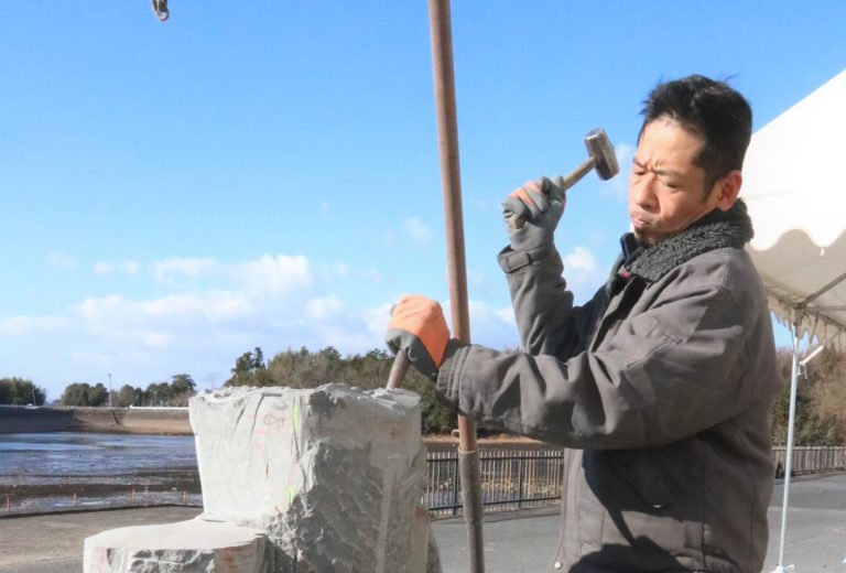 半抽象の石彫を滞在制作している伊藤哲一さん