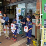 被災者支援の募金に応じる買い物客＝岡山県津山市で