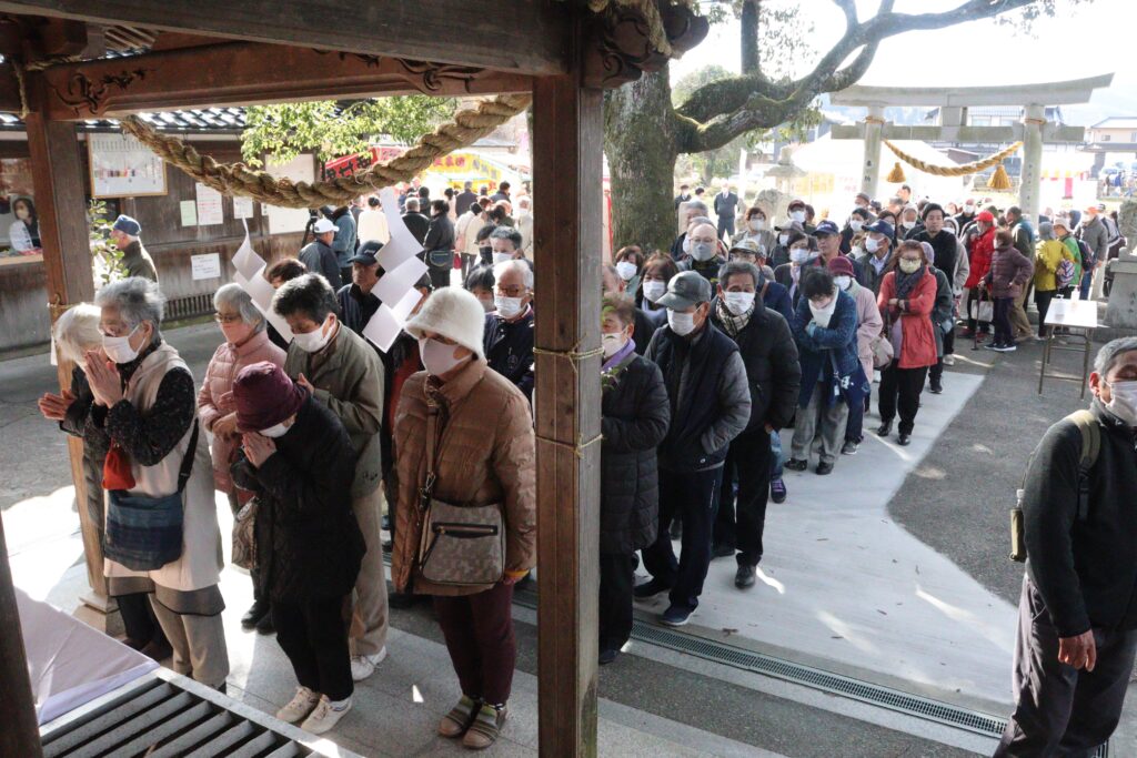 参拝者でにぎわう福力荒神社の拝殿