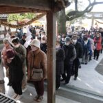 参拝者でにぎわう福力荒神社の拝殿