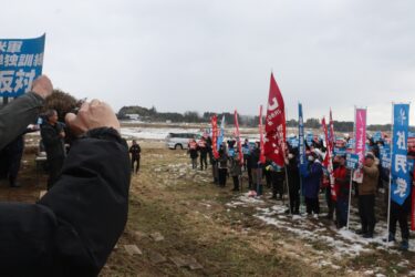 米海兵隊の単独訓練などへの反対を訴える参加者＝岡山県奈義町で