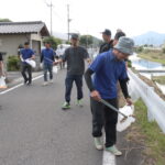 香々美川沿いの道路を清掃する同商工会青年部メンバーら＝岡山県鏡野町で