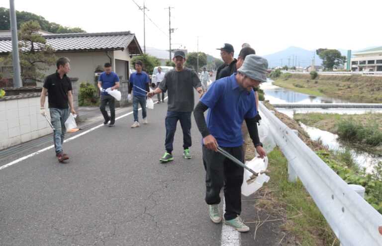 香々美川沿いの道路を清掃する同商工会青年部メンバーら＝岡山県鏡野町で