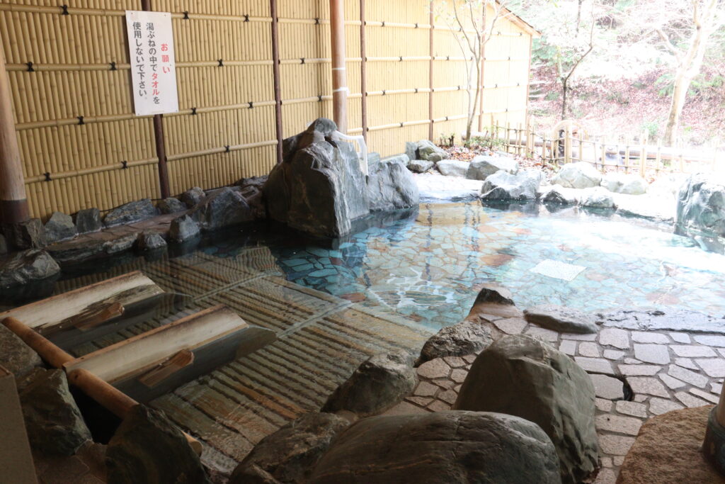 ヒノキ床の寝湯も楽しめる「倉の湯」