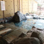 ヒノキ床の寝湯も楽しめる「倉の湯」
