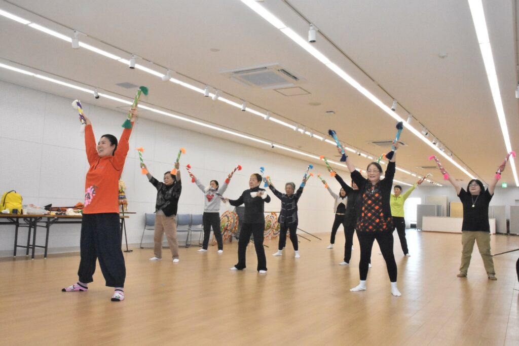 銭太鼓を披露する参加者