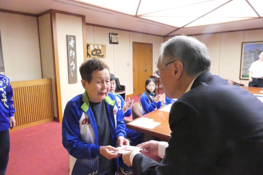 激励金を受け取る奥西選手