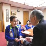 激励金を受け取る奥西選手