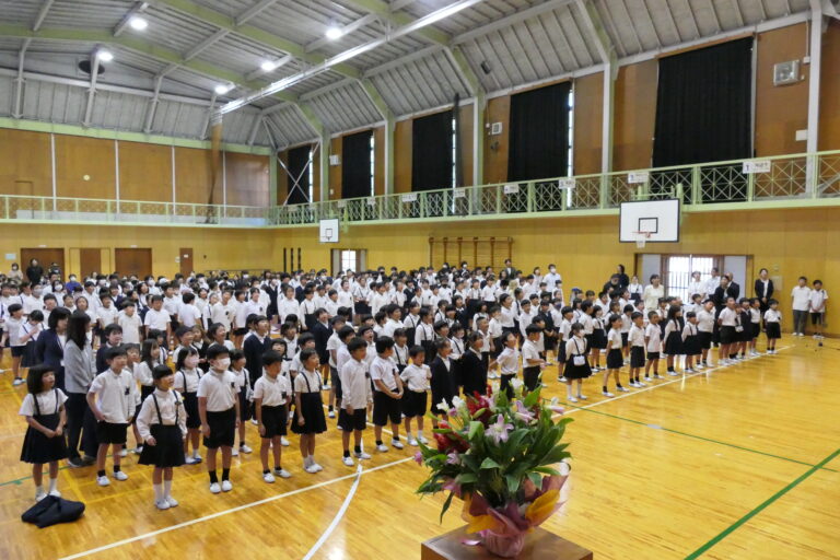 校歌などを歌って創立150周年を祝う児童=岡山県津山市で