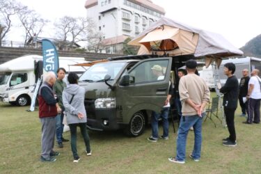 アウトドアをより華やかに　最新キャンピングカーをはじめ約20台展示　家族連れら興味津々／岡山・美作市