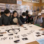 思い出ルームを見て回る児童たち=岡山県津山市で