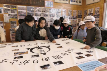 思い出ルームを見て回る児童たち=岡山県津山市で