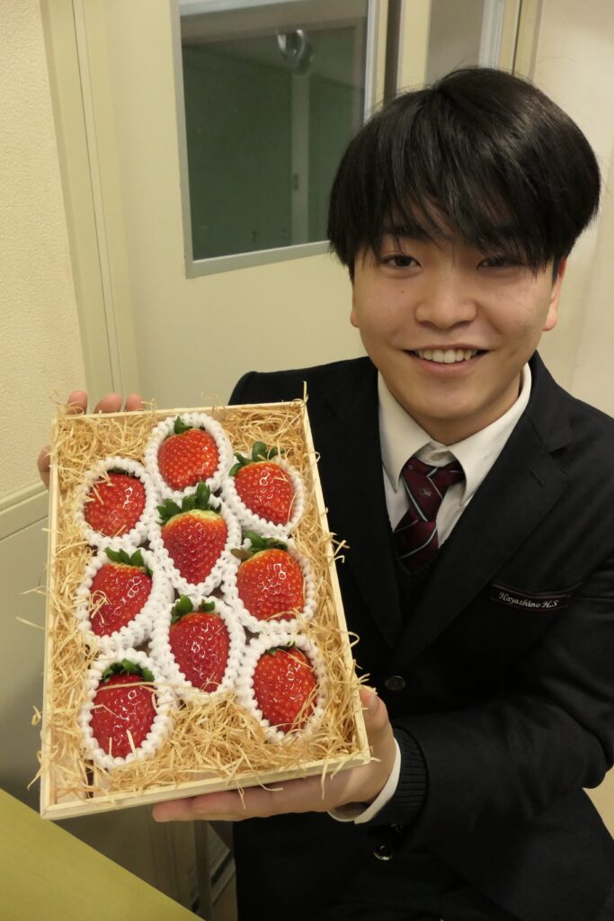 「武蔵」を手にする生徒