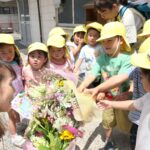 花束を社員に手渡す園児たち=岡山県津山市で