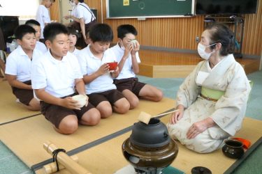 「茶の湯」文化を体験　児童ら伝統の作法学ぶ　「苦みの中にうま味」／岡山・津山市