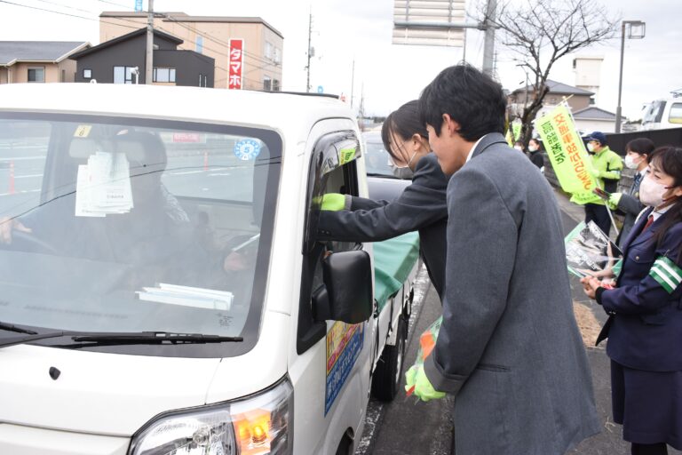 早めのライトアップを呼びかける津山東高校の生徒＝岡山県津山市で