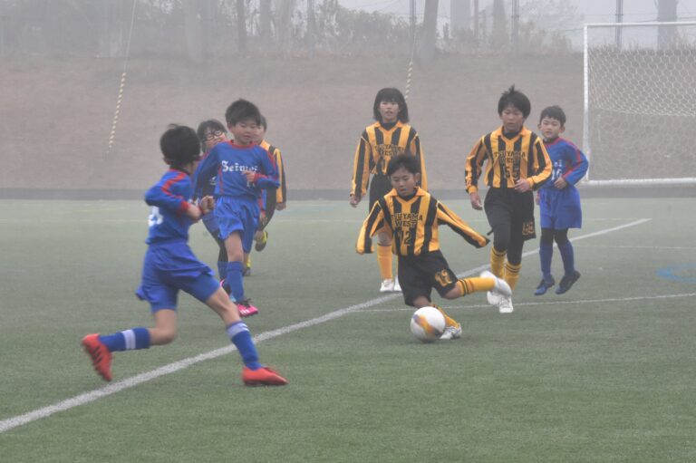 熱戦を繰り広げる男子Aの清泉津山西―成名=岡山県津山市で