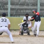 白熱した試合を繰り広げる選手たち（アポロー坂本建設）=岡山県津山市で