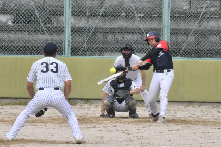 白熱した試合を繰り広げる選手たち（アポロー坂本建設）=岡山県津山市で