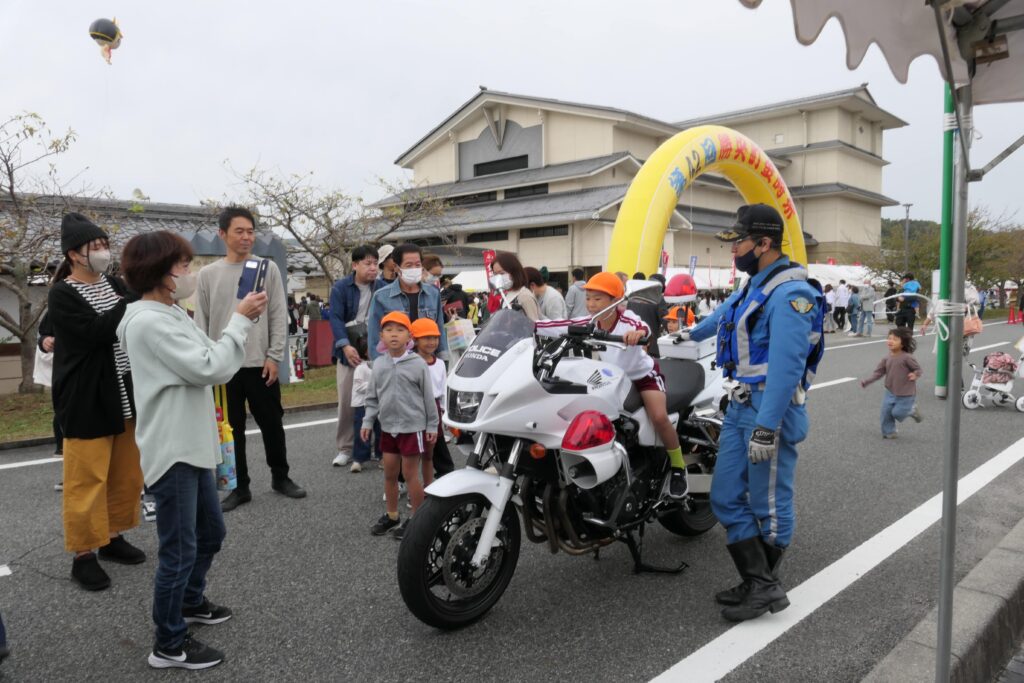 美作署の白バイに乗る子ども=岡山県勝央町で